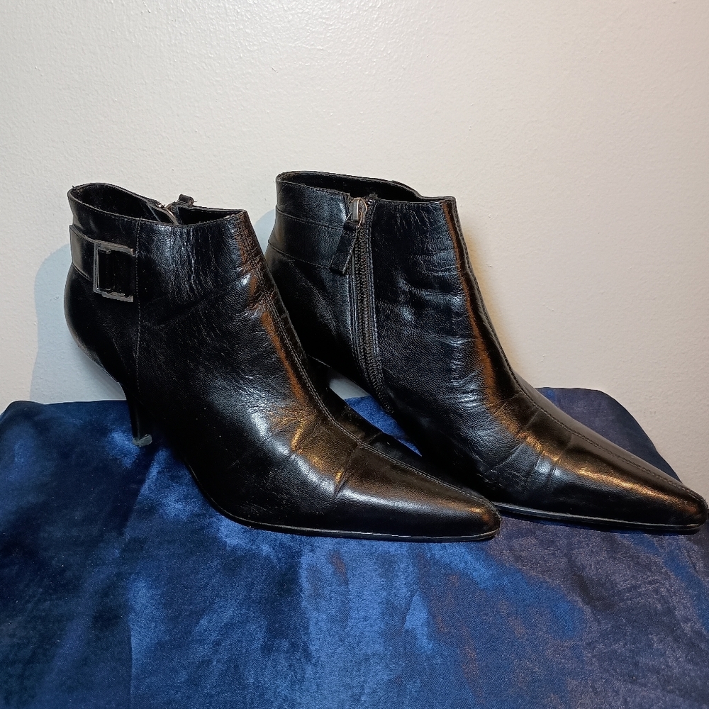 ann marino Women's Sigh Low Leather Bootie Size 7.5 M